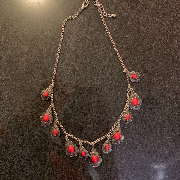 Fun necklace with red detail - Picture 1 of 2